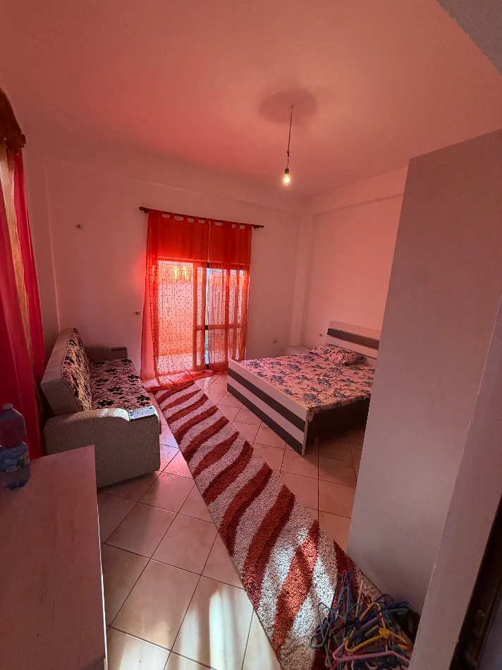 Tirane, jap me qera shtepi 1+1+Ballkon Kati 1, 300 € (Rruga kole xhumari)