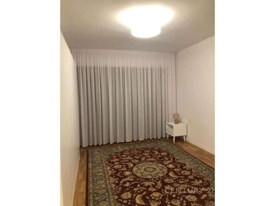 Tirane, jepet me qera apartament 3+1 Kati 3, 170 m² 2.000 € 