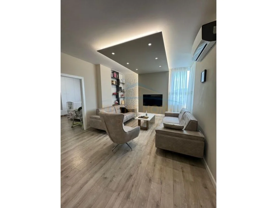 Tirane, jepet me qera apartament 2+1+Ballkon Kati 9, 93 m² 700 € (Vasil shanto)