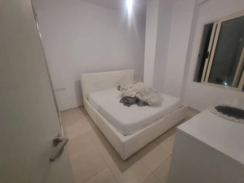 Tirane, jepet me qera apartament 1+1+Ballkon Kati 2, 60 m² 400 € (Hamdi Sina Liqeni I that te kapiten Mir zoti)