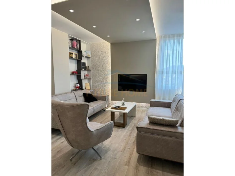 Tirane, jepet me qera apartament 2+1+Ballkon Kati 9, 93 m² 700 € (Vasil shanto)