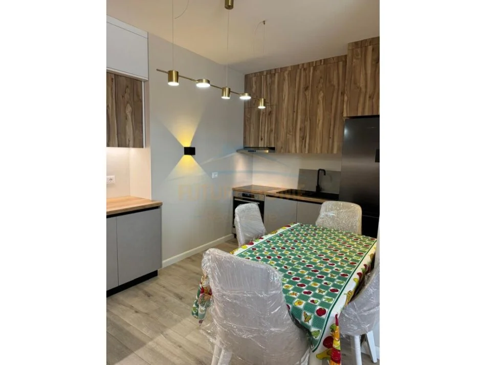 Tirane, jepet me qera apartament 2+1+Ballkon Kati 9, 93 m² 700 € (Vasil shanto)