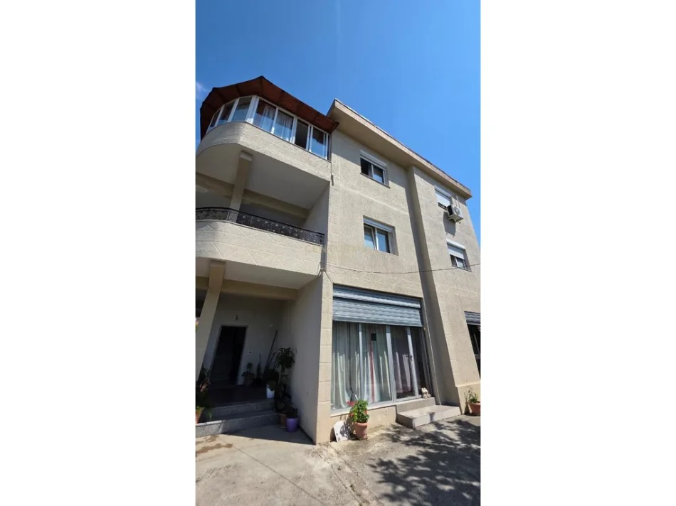 Tirane, jepet me qera Vile Kati 3, 371 m² 3.000 € 