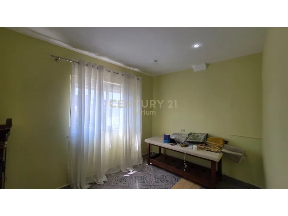 Tirane, jepet me qera Vile Kati 3, 371 m² 3.000 € 