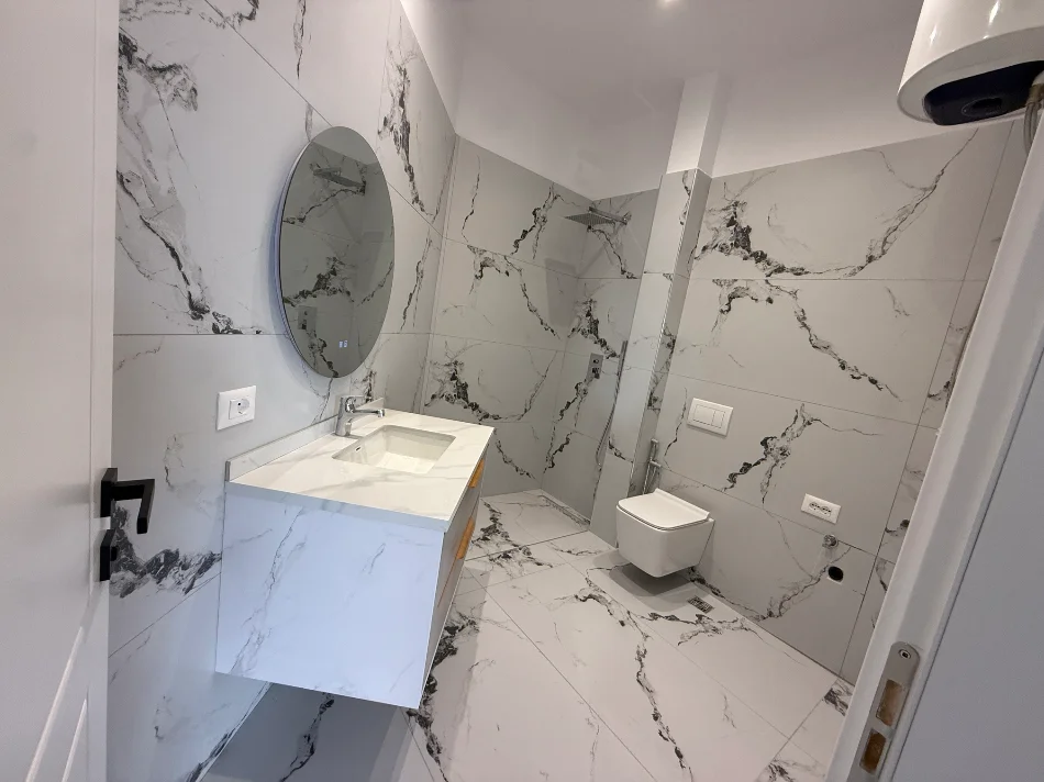 Tirane, jepet me qera apartament 2+1+Ballkon Kati 2, 100 m² 600 € (Sauk)