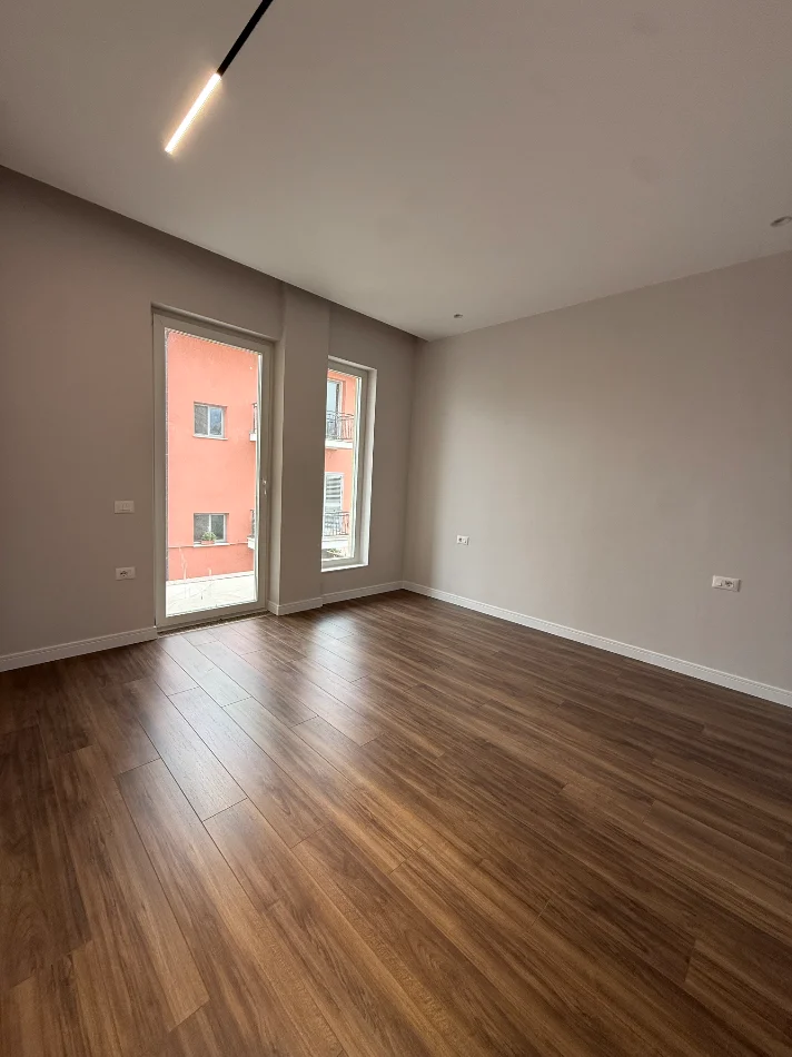Tirane, jepet me qera apartament 2+1+Ballkon Kati 2, 100 m² 600 € (Sauk)