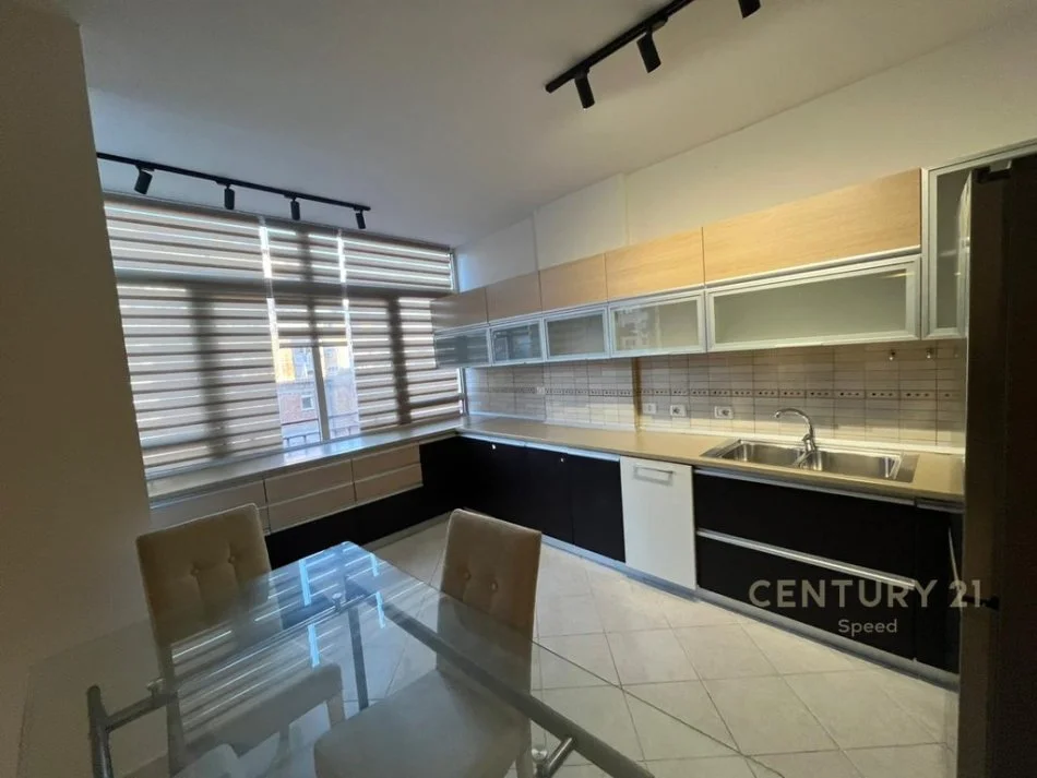 Tirane, jepet me qera apartament 2+1+Aneks+Ballkon Kati 2, 100 m² 900 € 