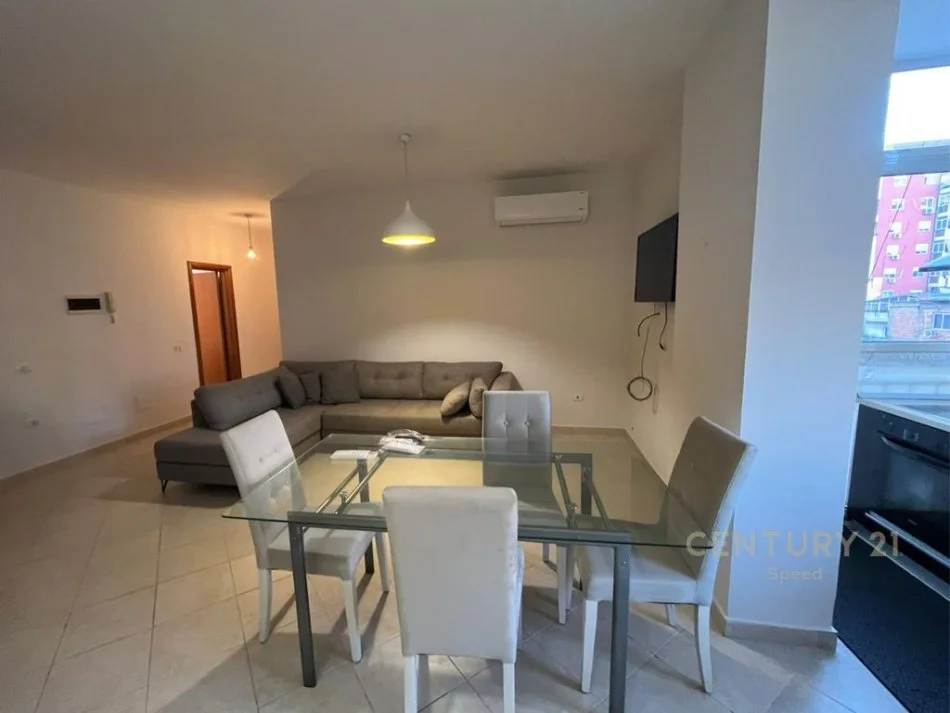 Tirane, jepet me qera apartament 2+1+Aneks+Ballkon Kati 2, 100 m² 900 € 