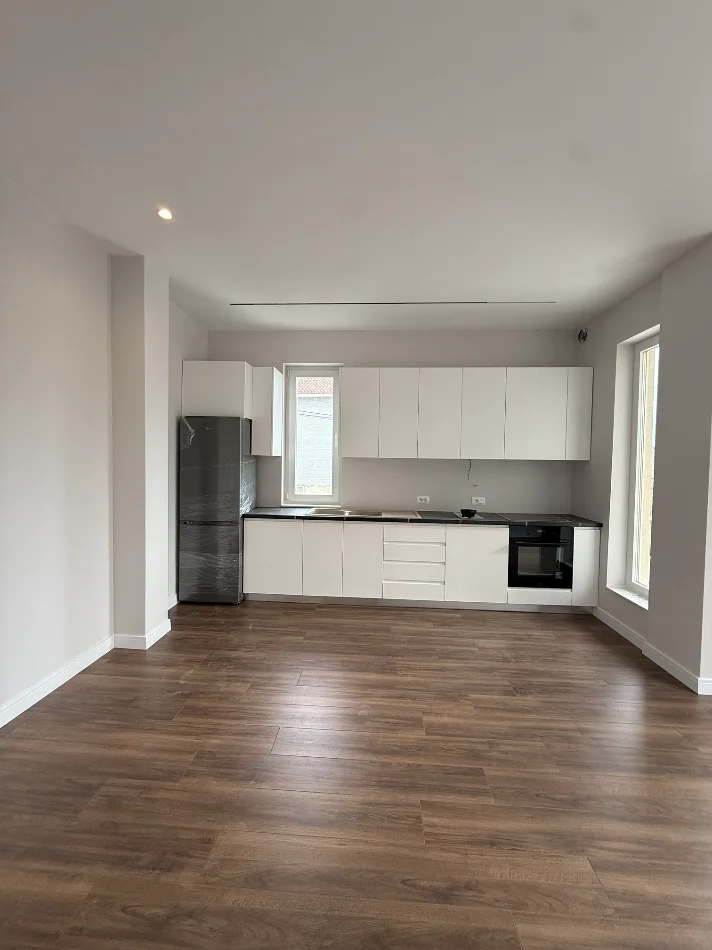 Tirane, jepet me qera apartament 2+1+Ballkon Kati 2, 100 m² 600 € (Sauk)