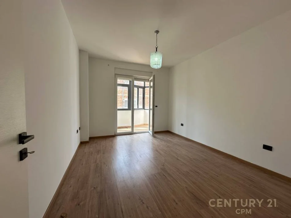 Tirane, jepet me qera zyre Kati 3, 126 m² 1.300 € 