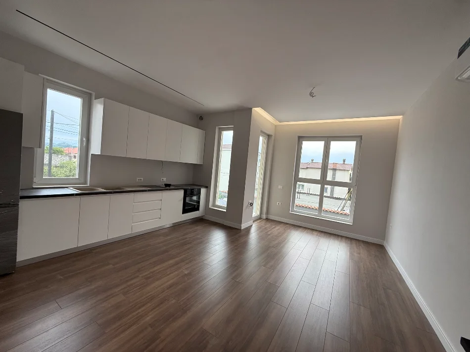 Tirane, jepet me qera apartament 2+1+Ballkon Kati 2, 100 m² 600 € (Sauk)