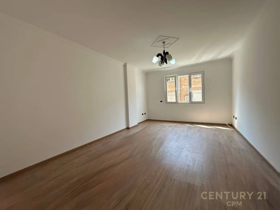 Tirane, jepet me qera zyre Kati 3, 126 m² 1.300 € 