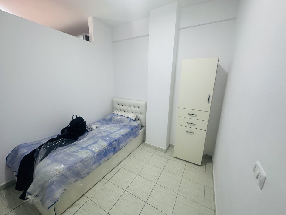 Tirane, jepet me qera apartament 2+1+Ballkon Kati 5, 87 m² 400 € (Yzberisht)