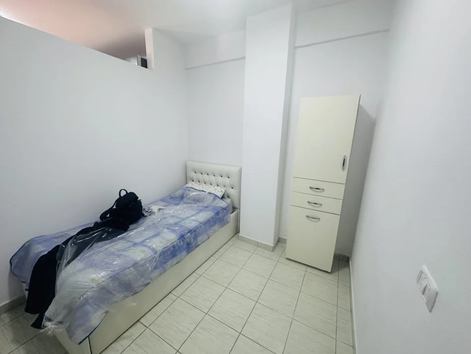 Tirane, jepet me qera apartament 2+1+Ballkon Kati 5, 87 m² 400 € (Yzberisht)