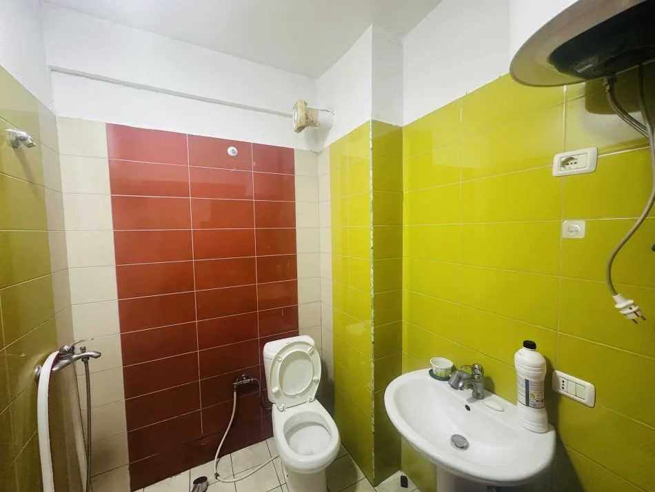 Tirane, jepet me qera apartament 2+1+Ballkon Kati 5, 87 m² 400 € (Yzberisht)