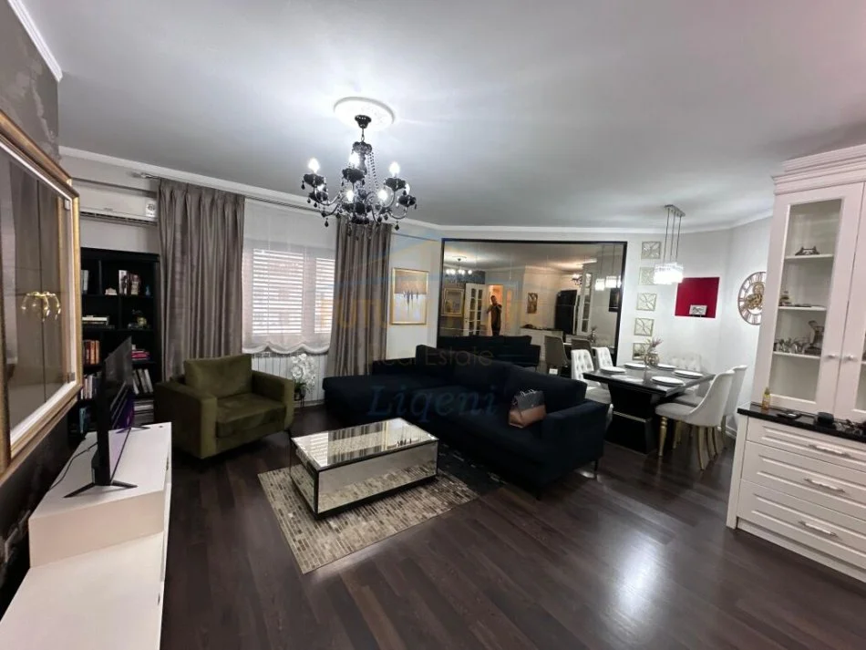 Tirane, jepet me qera apartament 2+1+Ballkon , 115 m² 850 € (Stacioni i Trenit)