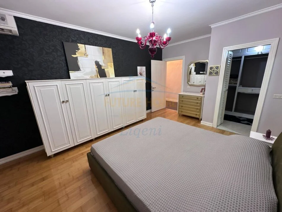 Tirane, jepet me qera apartament 2+1+Ballkon , 115 m² 850 € (Stacioni i Trenit)