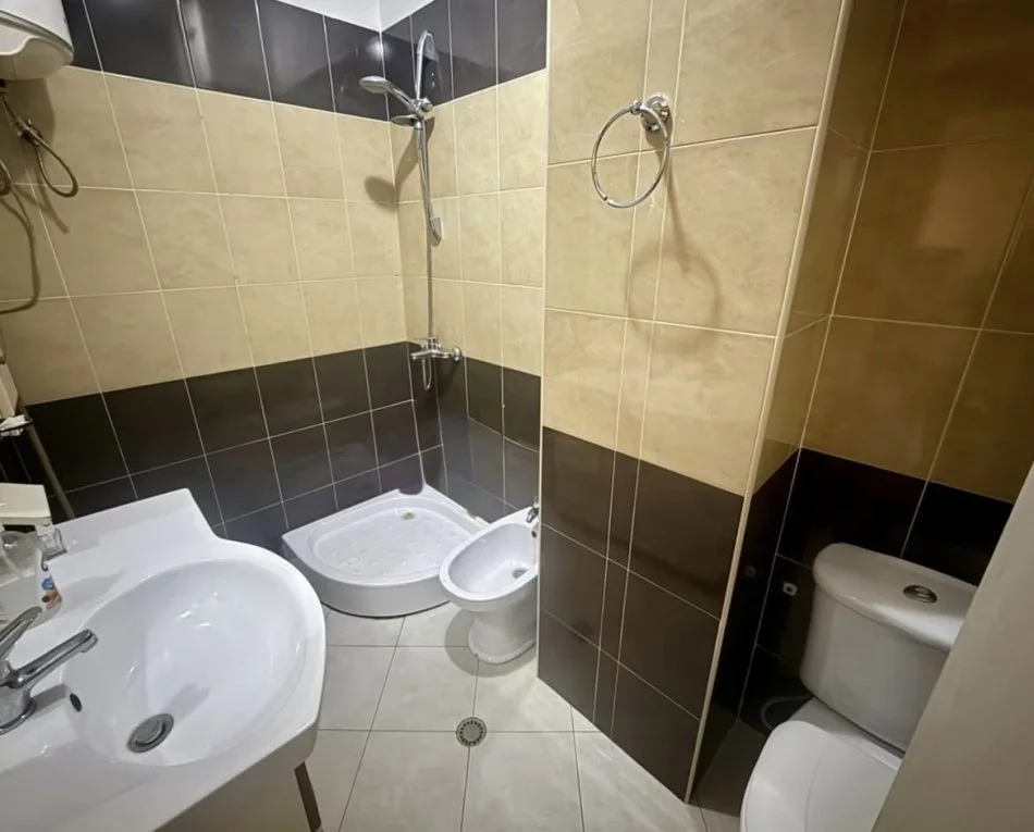 Tirane, shitet apartament 1+1+Ballkon , 93 m² 120.500 € 