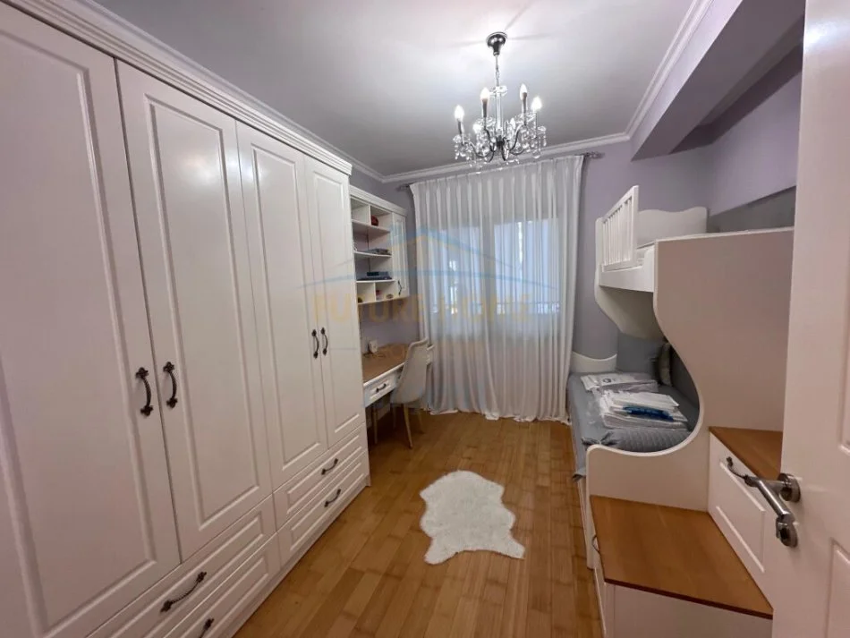 Tirane, jepet me qera apartament 2+1+Ballkon , 115 m² 850 € (Stacioni i Trenit)