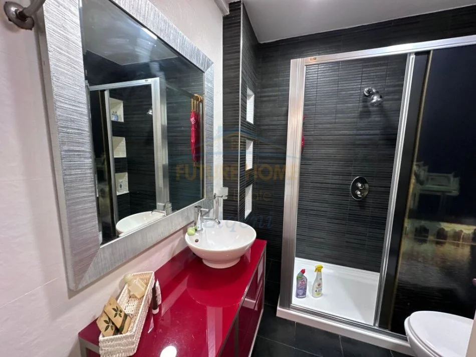 Tirane, jepet me qera apartament 2+1+Ballkon , 115 m² 850 € (Stacioni i Trenit)