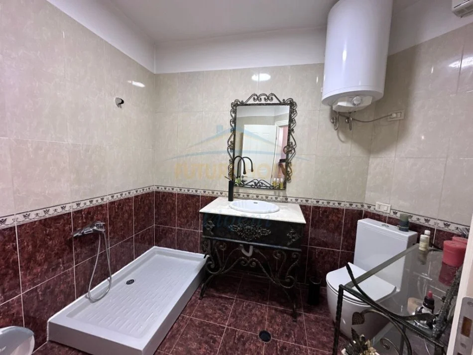 Tirane, jepet me qera apartament 2+1+Ballkon , 115 m² 850 € (Stacioni i Trenit)