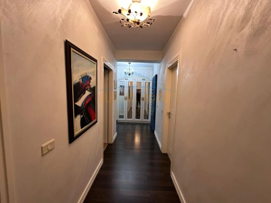 Tirane, jepet me qera apartament 2+1+Ballkon , 115 m² 850 € (Stacioni i Trenit)