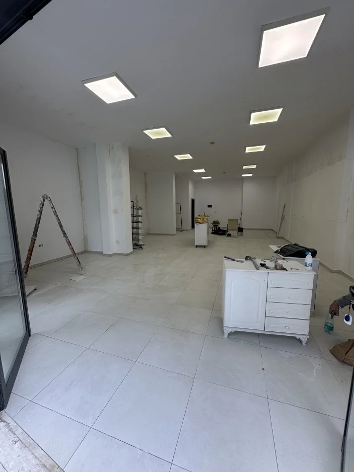 Tirane, jepet me qera dyqan Kati 0, 120 m² 1.500 € (Yzberisht ,rruga 3 Deshmoret)
