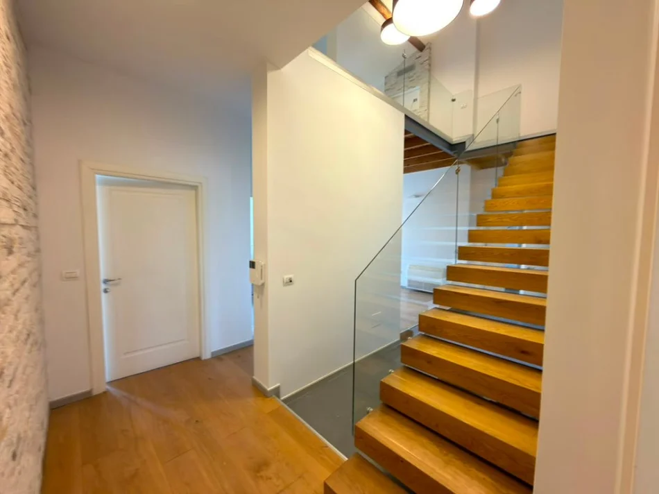 Tirane, jepet me qera zyre Kati 2, 180 m² 1.200 € 