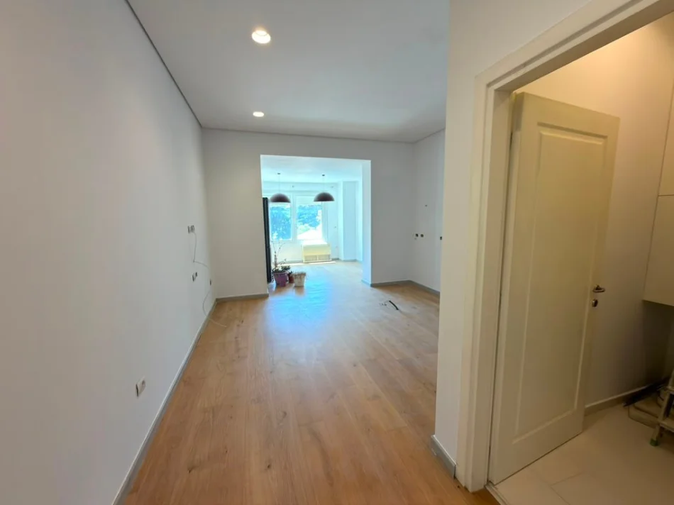 Tirane, jepet me qera zyre Kati 2, 180 m² 1.200 € 