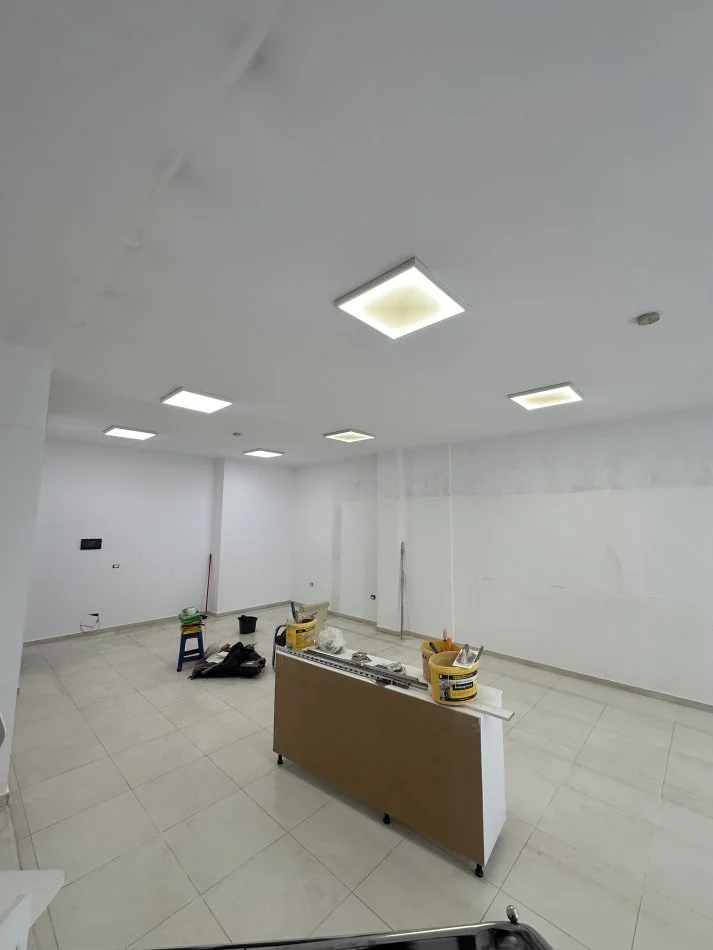 Tirane, jepet me qera dyqan Kati 0, 120 m² 1.500 € (Yzberisht ,rruga 3 Deshmoret)