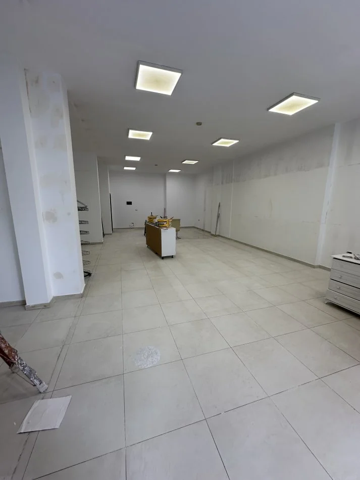 Tirane, jepet me qera dyqan Kati 0, 120 m² 1.500 € (Yzberisht ,rruga 3 Deshmoret)