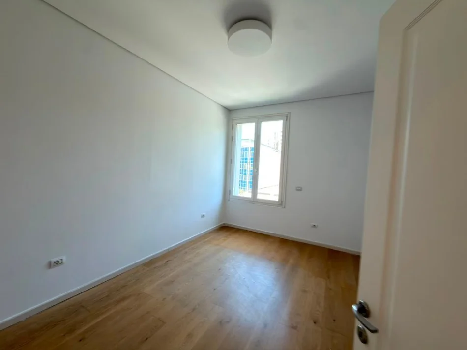 Tirane, jepet me qera zyre Kati 2, 180 m² 1.200 € 