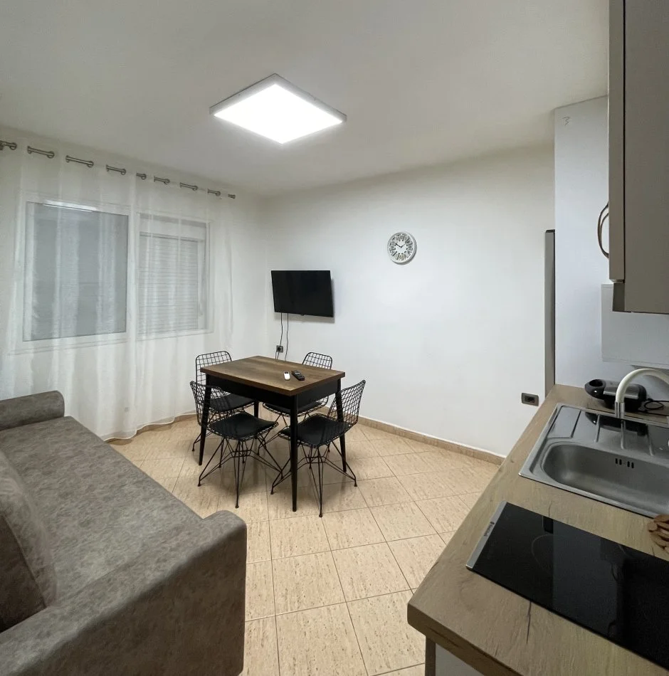 Tirane, jepet me qera apartament 1+1 Kati 5, 55 m² 500 € (Tregu cam)