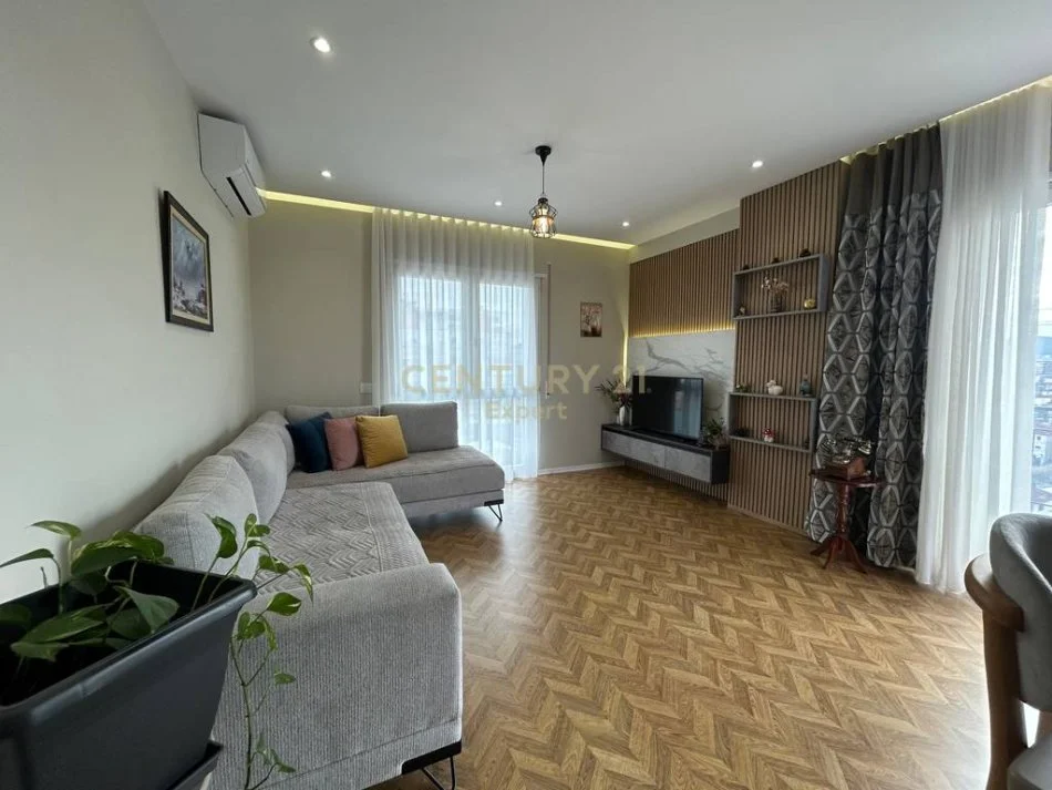 Tirane, jepet me qera apartament 2+1+Aneks+Ballkon Kati 8, 113 m² (Rruga Dritan Hoxha)