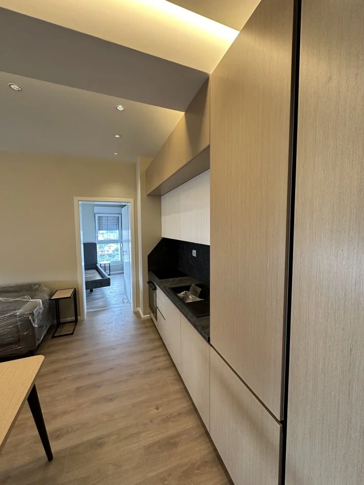 Jepet me qera apartament modern 1+1, kati 7-te me ashensor, NË REZIDENCEN KAIMI, TIRANË
