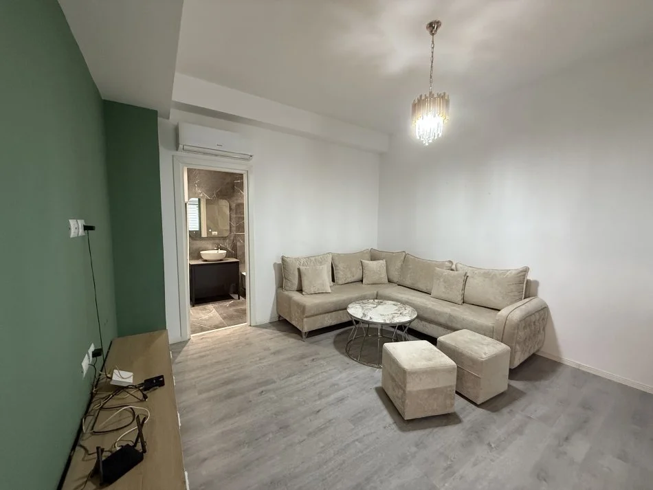 Tirane, jepet me qera apartament 1+1 Kati 2, 56 m² 450 € (Laprake)