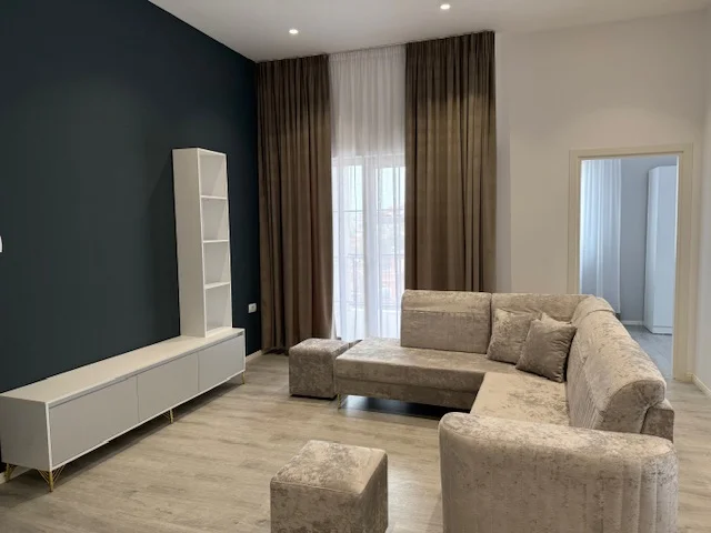 Tirane, jepet me qera apartament 2+1+Ballkon Kati 4, 78 m² 600 € (Laprake)