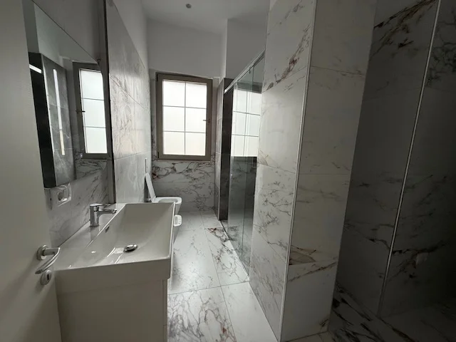 Tirane, jepet me qera apartament 2+1+Ballkon Kati 4, 78 m² 600 € (Laprake)