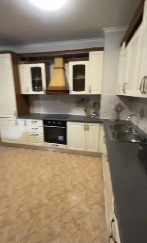 Tirane, jepet me qera apartament 2+1+Ballkon Kati 7, 90 m² 700 € (Zogu i Zi)