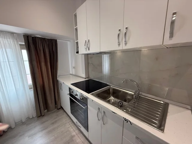 Tirane, jepet me qera apartament 1+1+Ballkon Kati 4, 56 m² 450 € (Laprake)