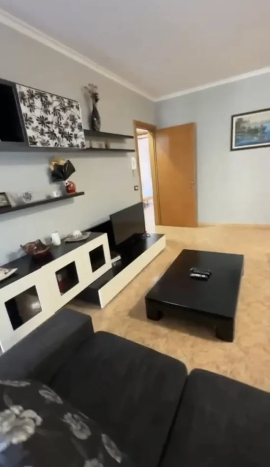 Tirane, jepet me qera apartament 2+1+Ballkon Kati 7, 90 m² 700 € (Zogu i Zi)