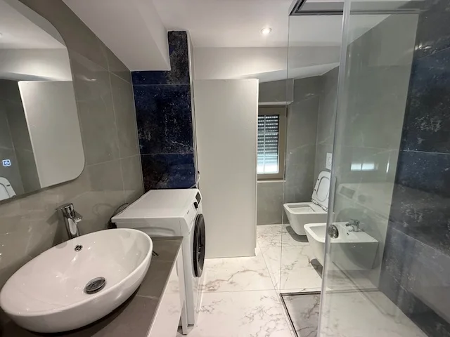 Tirane, jepet me qera apartament 1+1+Ballkon Kati 4, 56 m² 450 € (Laprake)