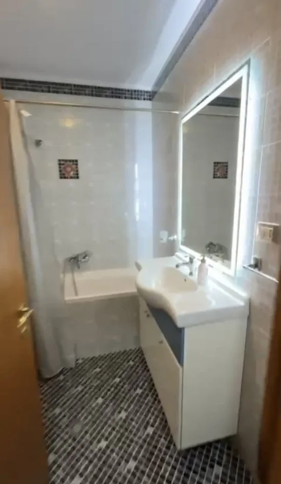 Tirane, jepet me qera apartament 2+1+Ballkon Kati 7, 90 m² 700 € (Zogu i Zi)
