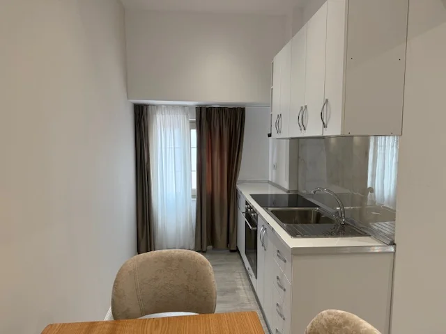 Tirane, jepet me qera apartament 1+1+Ballkon Kati 4, 56 m² 450 € (Laprake)