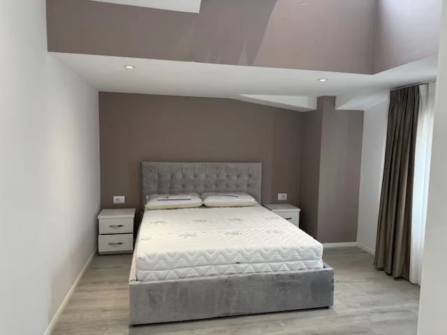 Tirane, jepet me qera apartament 1+1+Ballkon Kati 4, 56 m² 450 € (Laprake)