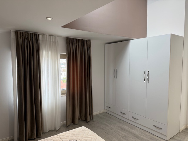 Tirane, jepet me qera apartament 1+1+Ballkon Kati 4, 56 m² 450 € (Laprake)