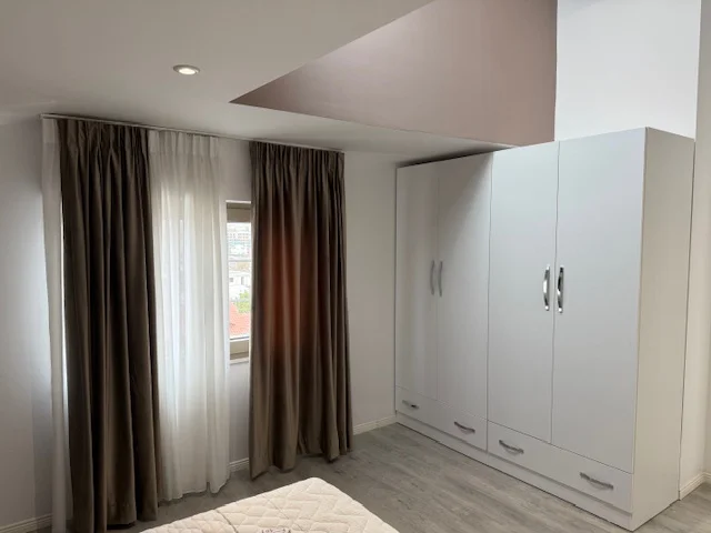Tirane, jepet me qera apartament 1+1+Ballkon Kati 4, 56 m² 450 € (Laprake)