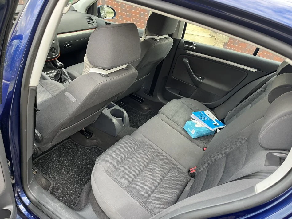 Tirane, shes makine Golf 5 Nafte, blu automatik Kondicioner 210.000 km 3.600 €