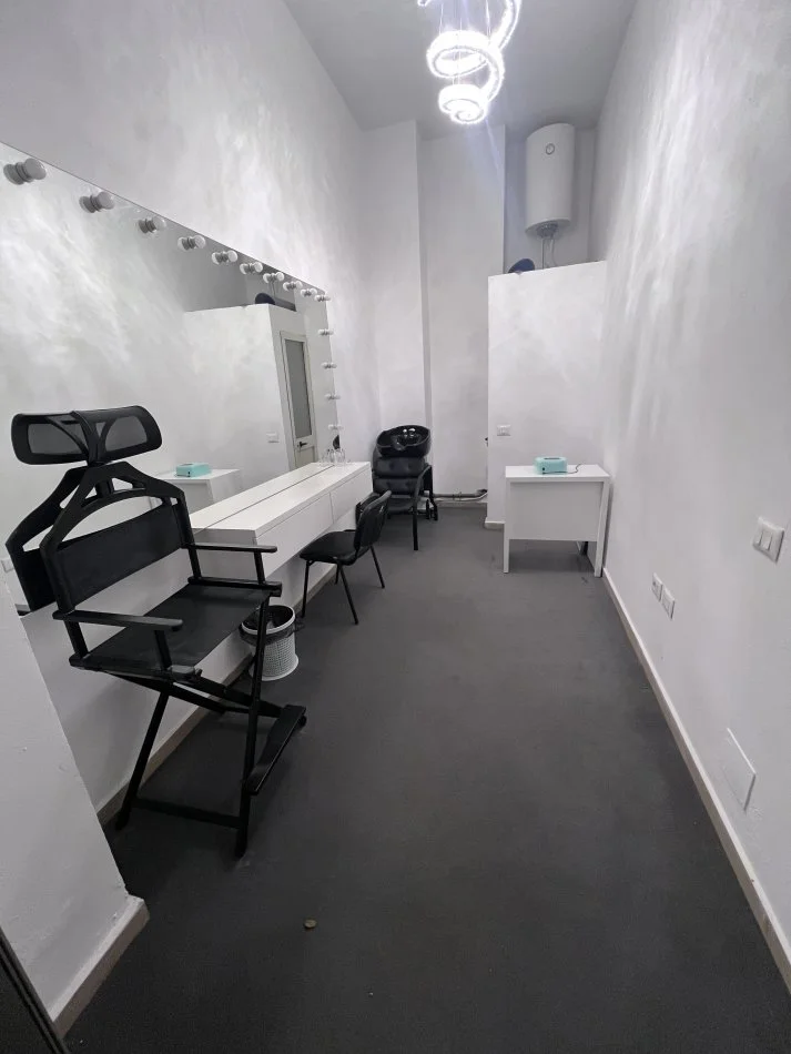 Tirane, shitet ambjent biznesi Kati 0, 13 m² 33.000 € (4 deshmoret)