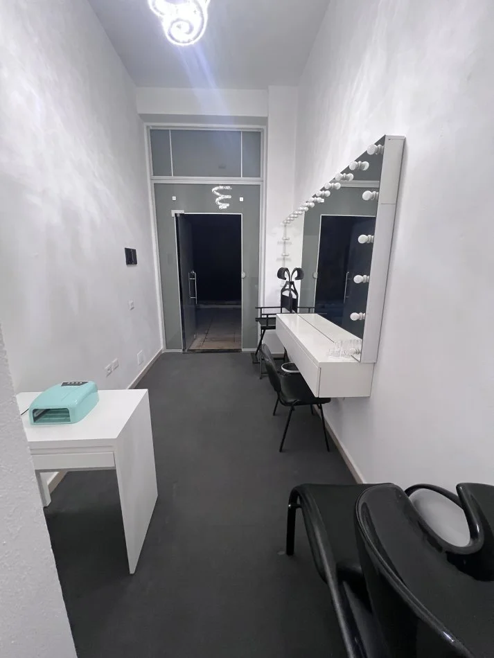 Tirane, shitet ambjent biznesi Kati 0, 13 m² 33.000 € (4 deshmoret)